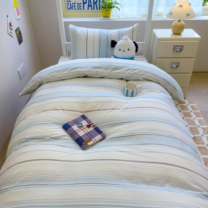 91家纺网 家纺一手货源 找家纺 默忆 2025新款亲肤水洗棉学生三件套 浅蓝条纹