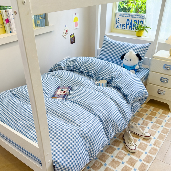 91家纺网 家纺一手货源 找家纺 默忆 2025新款亲肤水洗棉学生三件套 深蓝小格