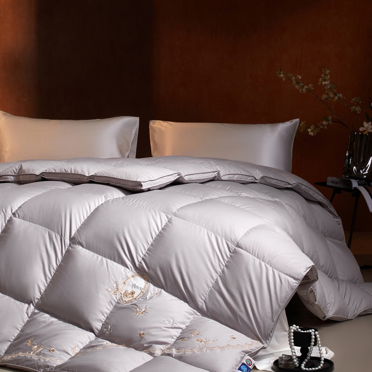 91家纺网 家纺一手货源 找家纺 织梦人羽绒工厂店2025新款高蓬松羽绒羽毛被大牌同款花型-绣花蝶韵蝶舞drio 蝶羽-灰