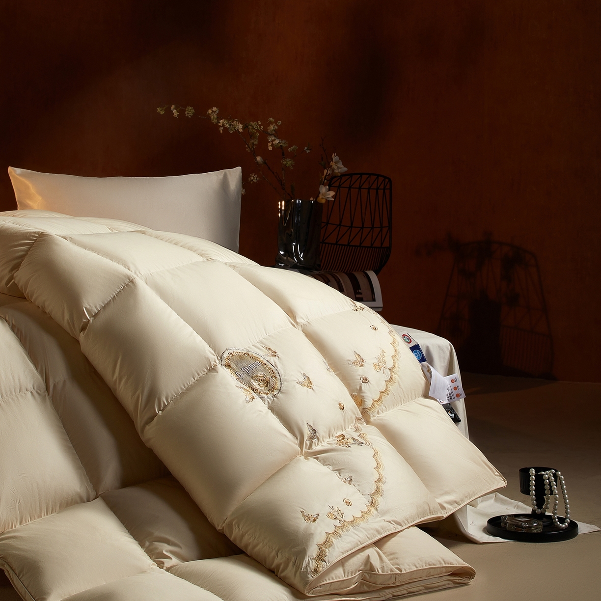 91家纺网 家纺一手货源 找家纺 织梦人羽绒工厂店2025新款高蓬松羽绒羽毛被大牌同款花型-绣花蝶韵蝶舞drio 蝶羽-米黄