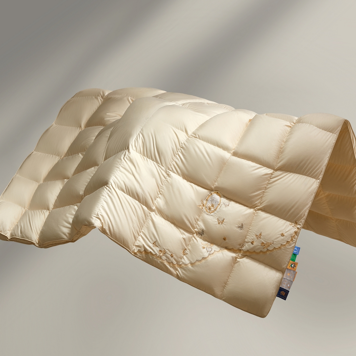 91家纺网 家纺一手货源 找家纺 织梦人羽绒工厂店2025新款高蓬松羽绒羽毛被大牌同款花型-绣花蝶韵蝶舞drio 蝶羽-米黄
