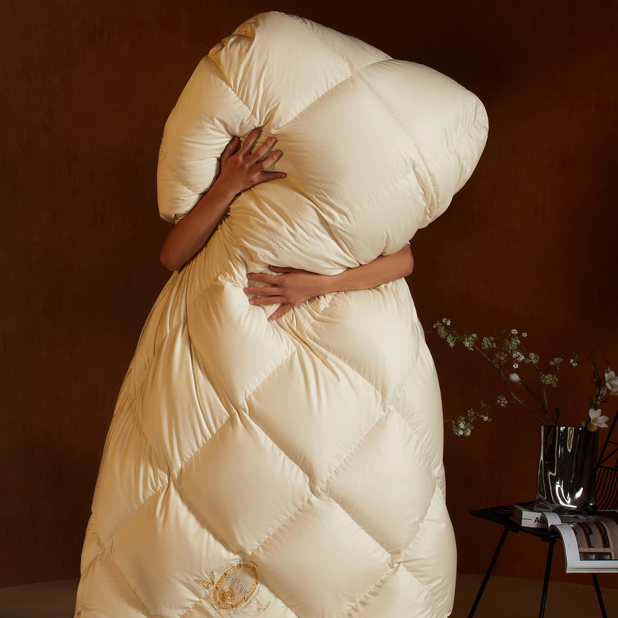 91家纺网 家纺一手货源 找家纺 织梦人羽绒工厂店2025新款高蓬松羽绒羽毛被大牌同款花型-绣花蝶韵蝶舞drio 蝶羽-米黄