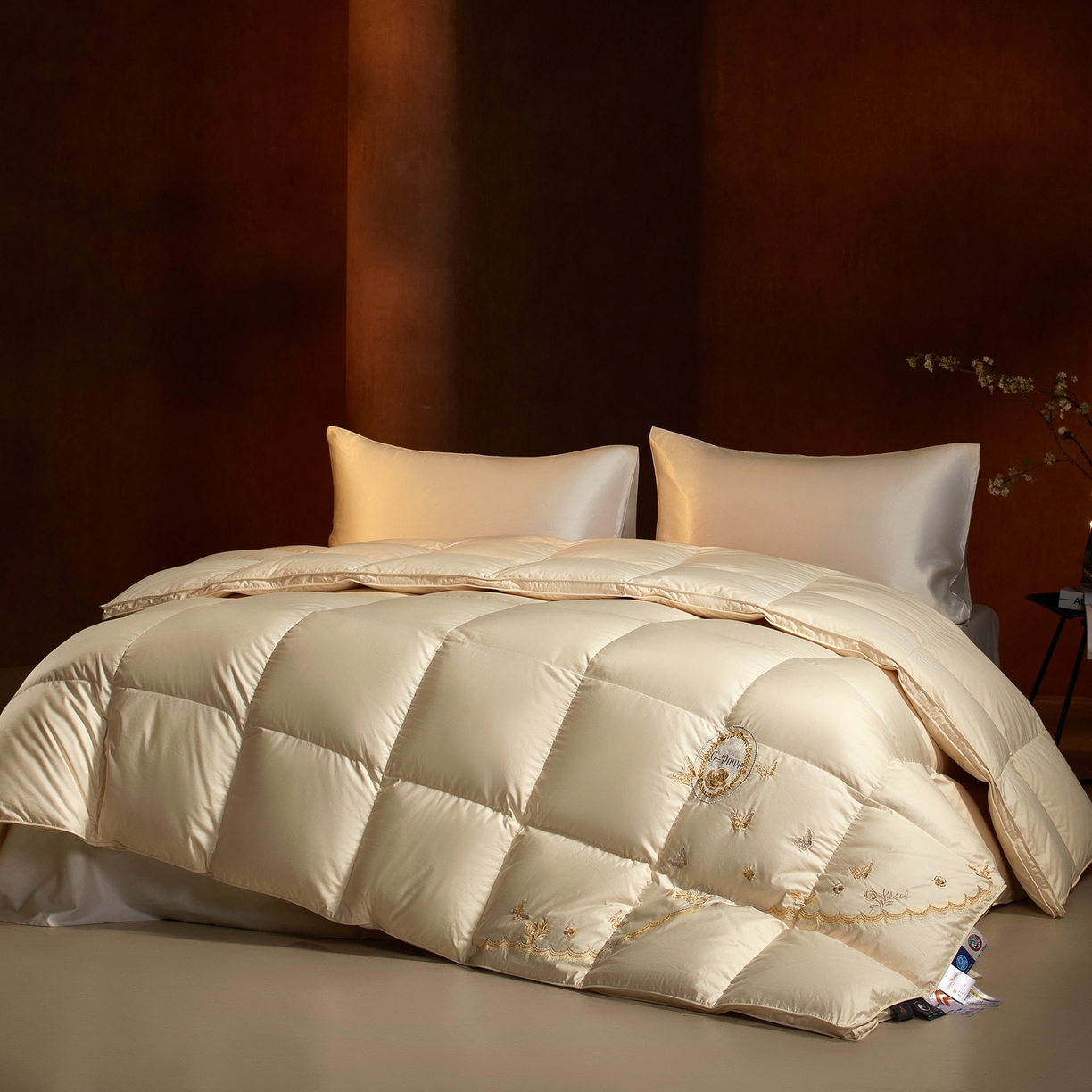 91家纺网 家纺一手货源 找家纺 织梦人羽绒工厂店2025新款高蓬松羽绒羽毛被大牌同款花型-绣花蝶韵蝶舞drio 蝶羽-米黄