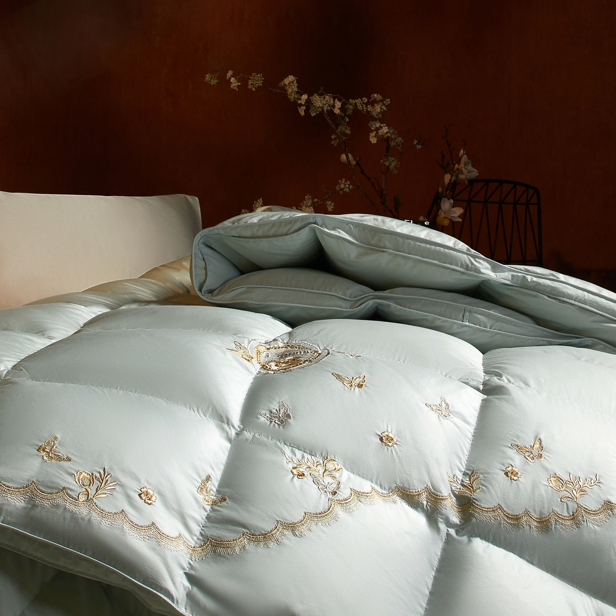 91家纺网 家纺一手货源 找家纺 织梦人羽绒工厂店2025新款高蓬松羽绒羽毛被大牌同款花型-绣花蝶韵蝶舞drio 蝶羽-水绿