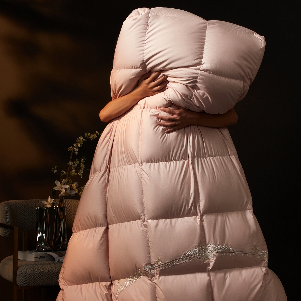 91家纺网 家纺一手货源 找家纺 织梦人羽绒工厂店2025新款高蓬松羽绒羽毛被大牌同款花型-绣花蝶韵蝶舞drio 蝶韵-豆沙