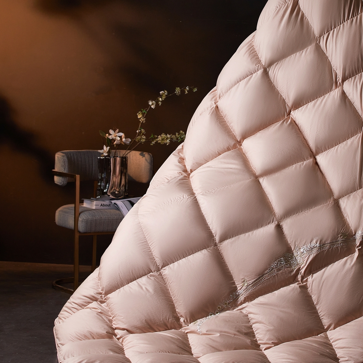 91家纺网 家纺一手货源 找家纺 织梦人羽绒工厂店2025新款高蓬松羽绒羽毛被大牌同款花型-绣花蝶韵蝶舞drio 蝶韵-豆沙