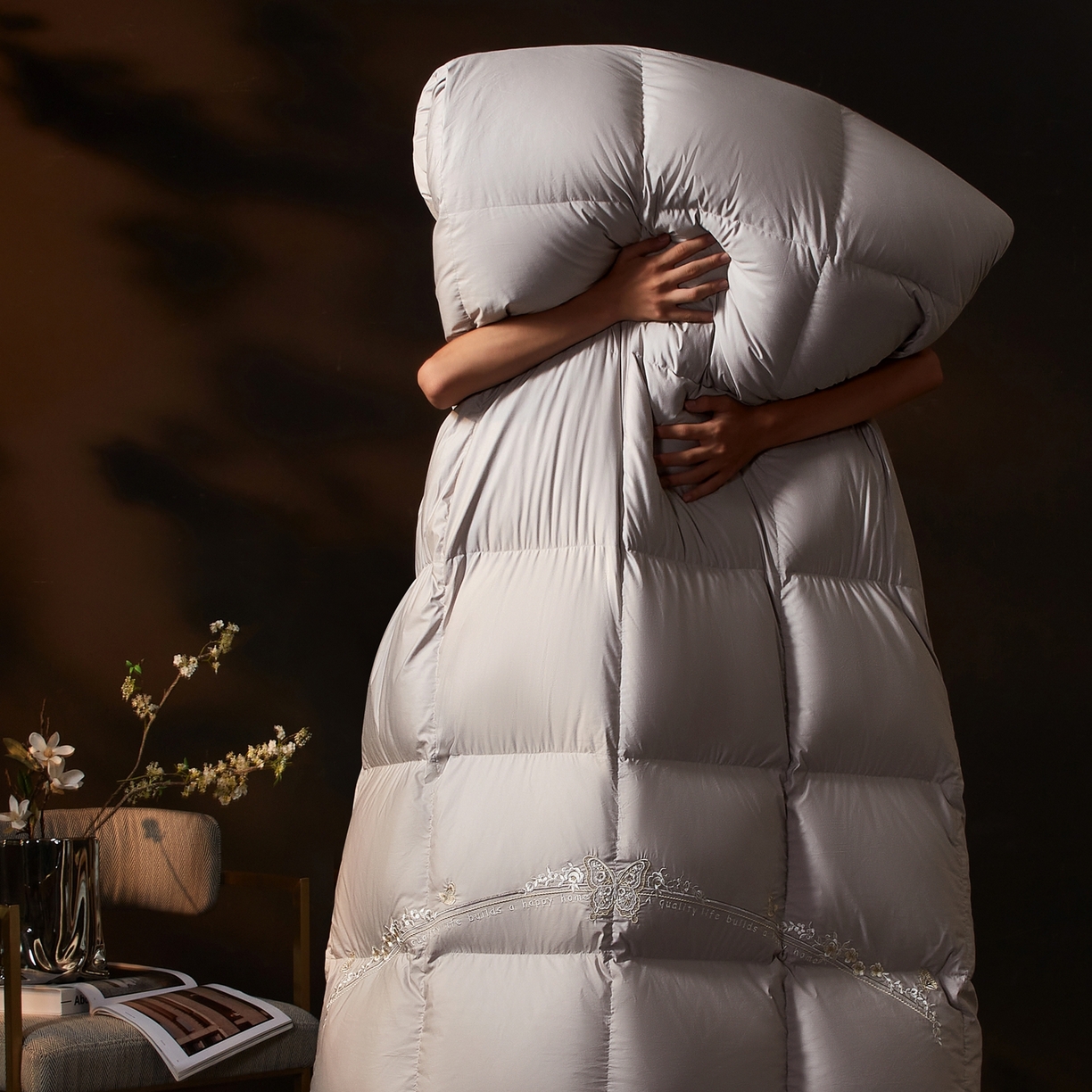 91家纺网 家纺一手货源 找家纺 织梦人羽绒工厂店2025新款高蓬松羽绒羽毛被大牌同款花型-绣花蝶韵蝶舞drio 蝶韵-灰