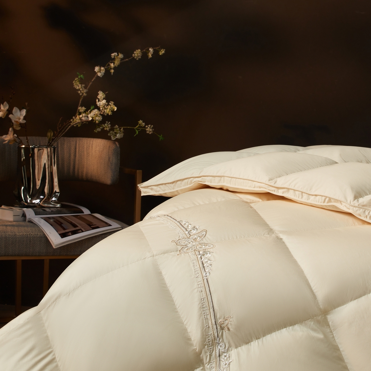 91家纺网 家纺一手货源 找家纺 织梦人羽绒工厂店2025新款高蓬松羽绒羽毛被大牌同款花型-绣花蝶韵蝶舞drio 蝶韵-米黄