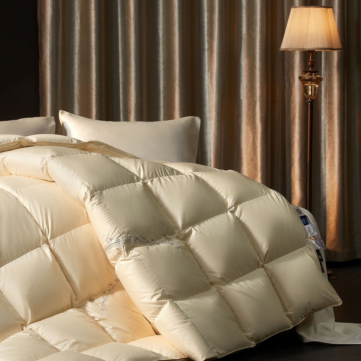 91家纺网 家纺一手货源 找家纺 织梦人羽绒工厂店2025新款高蓬松羽绒羽毛被大牌同款花型-绣花蝶韵蝶舞drio 蝶韵-米黄