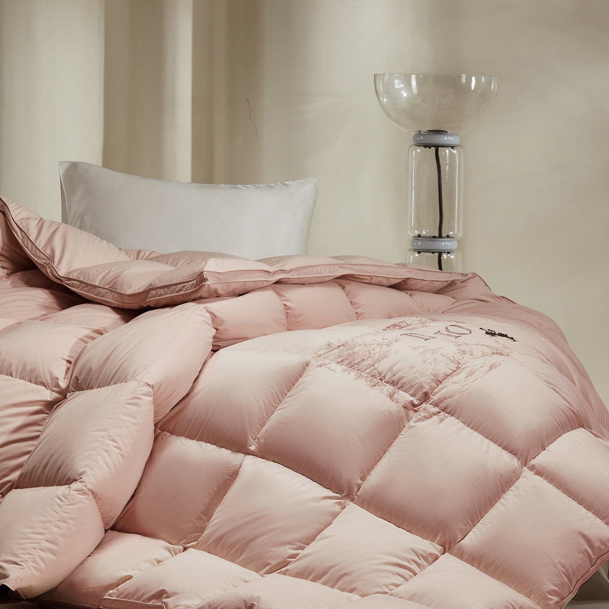 91家纺网 家纺一手货源 找家纺 织梦人羽绒工厂店2025新款高蓬松羽绒羽毛被大牌同款花型-绣花蝶韵蝶舞drio drio豆沙