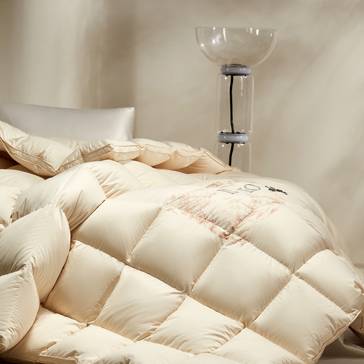 91家纺网 家纺一手货源 找家纺 织梦人羽绒工厂店2025新款高蓬松羽绒羽毛被大牌同款花型-绣花蝶韵蝶舞drio drio米黄