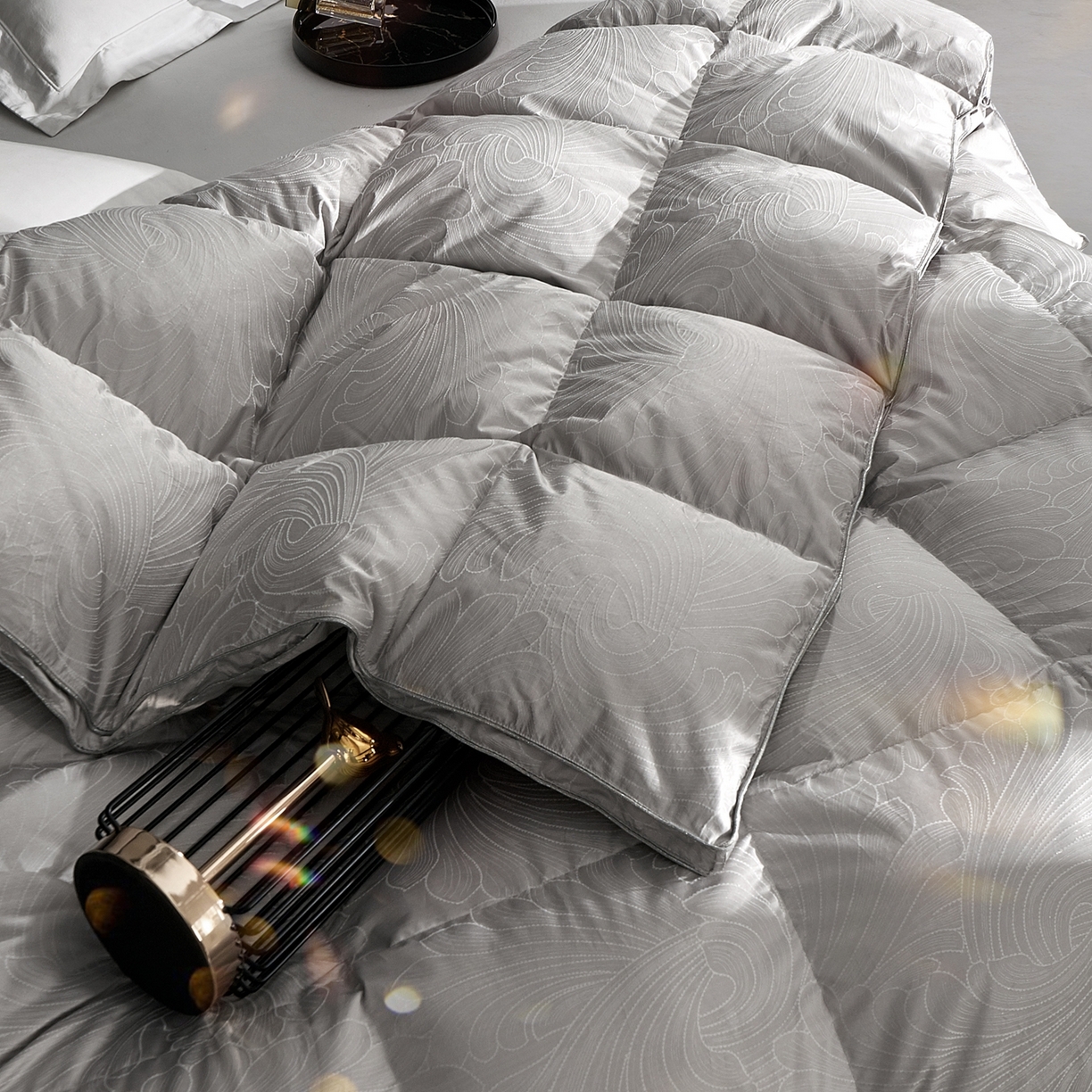 91家纺网 家纺一手货源 找家纺 织梦人羽绒工厂店 2025新款高蓬松羽绒羽毛被大牌同款花型-高精密提花系列 高精密提花-蒙娜丽莎舒雅灰