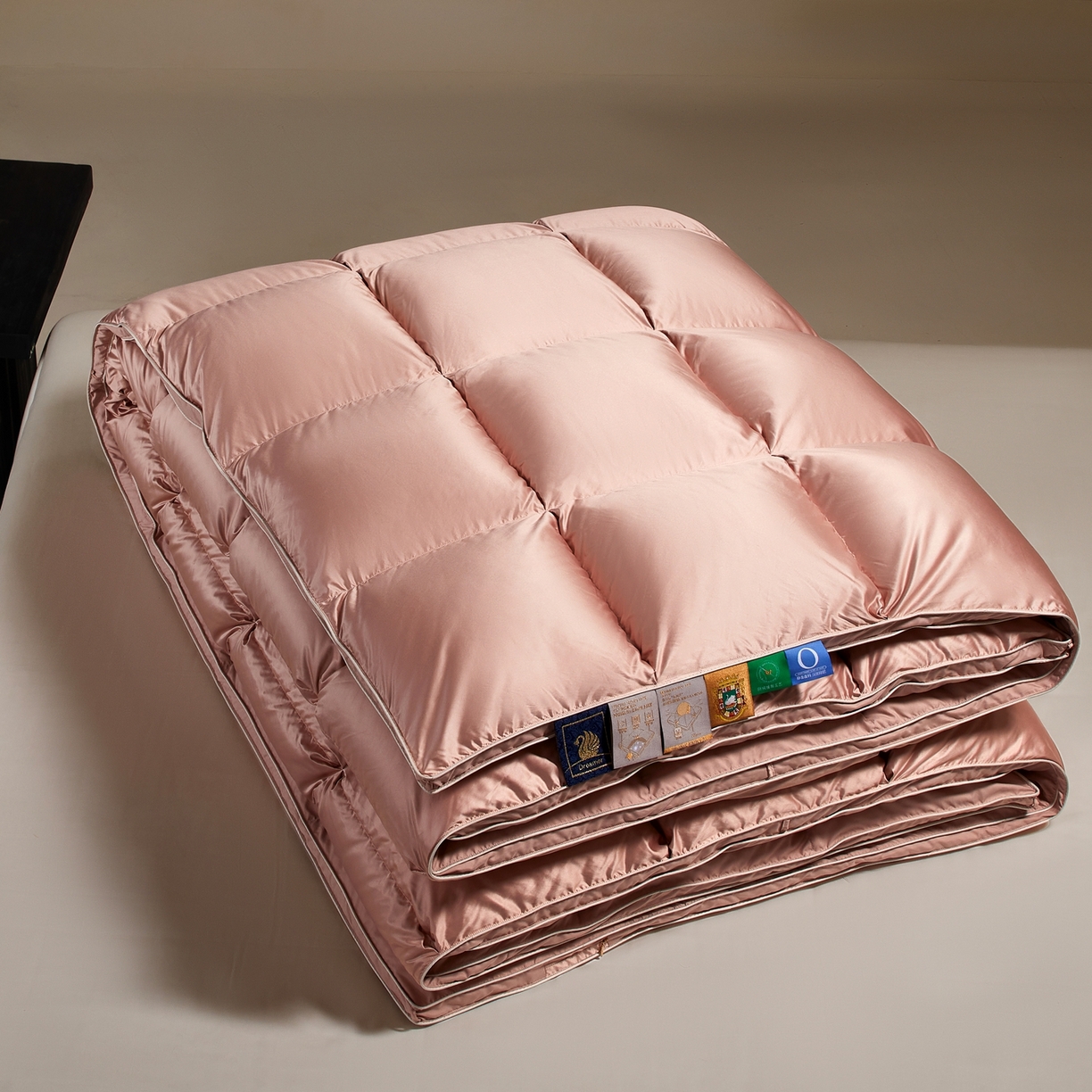 91家纺网 家纺一手货源 找家纺 织梦人羽绒工厂店 2025新款高蓬松羽绒羽毛被大牌同款花型-真丝缎米字系列 贵夫人真丝缎-豆沙