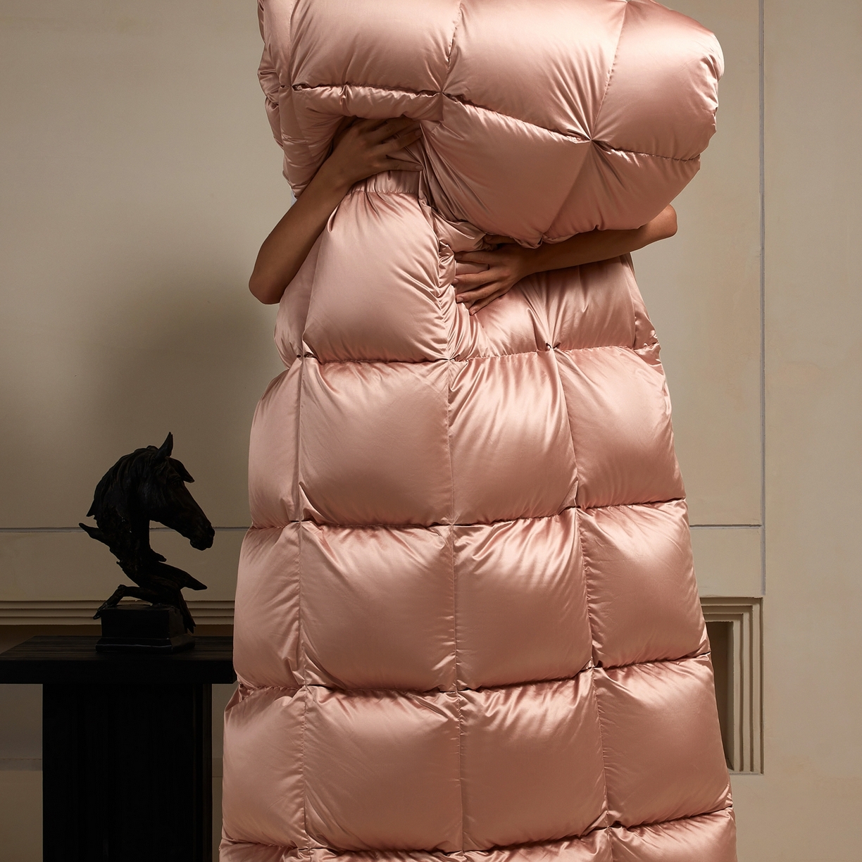 91家纺网 家纺一手货源 找家纺 织梦人羽绒工厂店 2025新款高蓬松羽绒羽毛被大牌同款花型-真丝缎米字系列 贵夫人真丝缎-豆沙