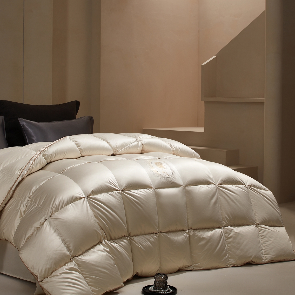 91家纺网 家纺一手货源 找家纺 织梦人羽绒工厂店 2025新款高蓬松羽绒羽毛被大牌同款花型-真丝缎米字系列 贵夫人真丝缎-珍珠白