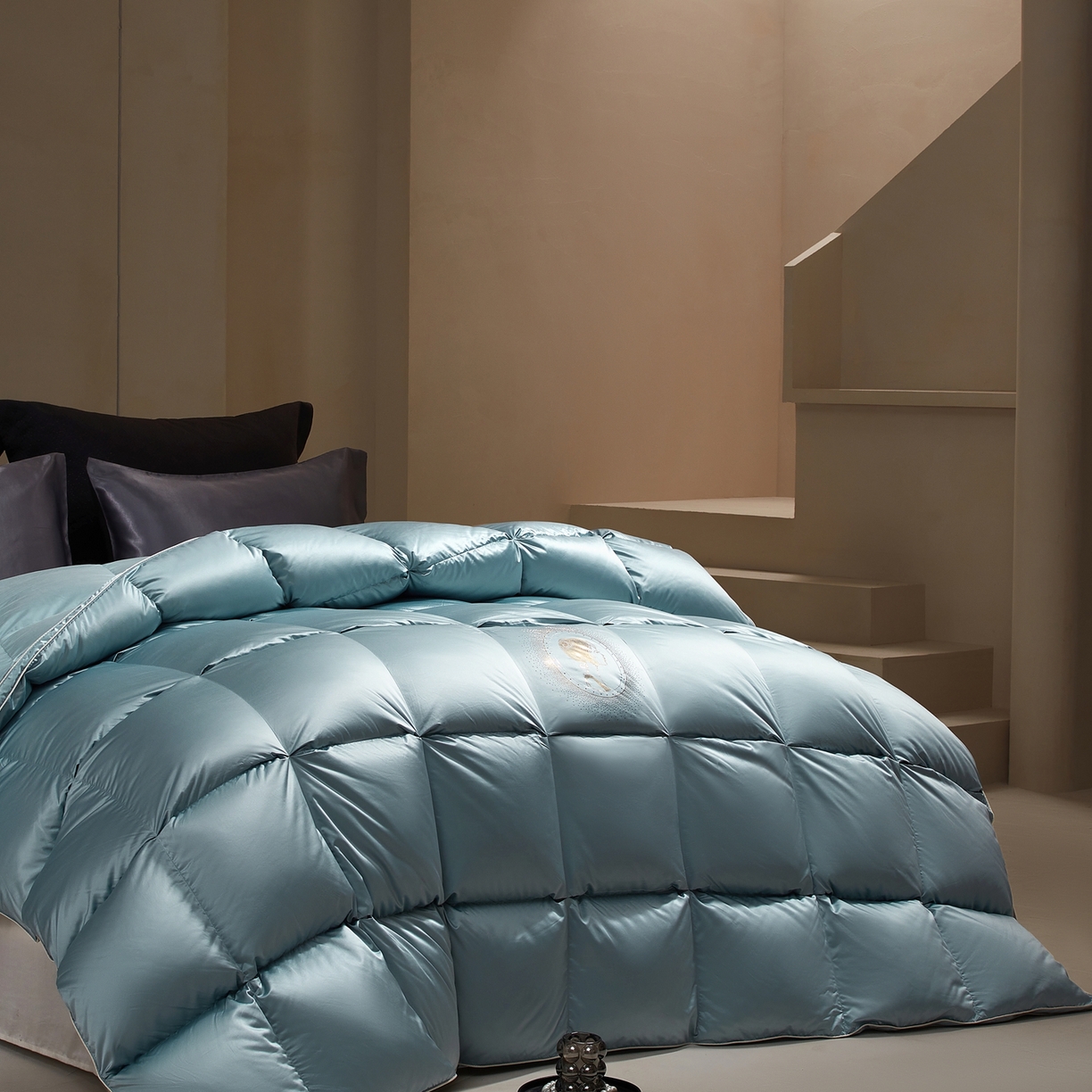 91家纺网 家纺一手货源 找家纺 织梦人羽绒工厂店 2025新款高蓬松羽绒羽毛被大牌同款花型-真丝缎米字系列 贵夫人真丝缎-蓝