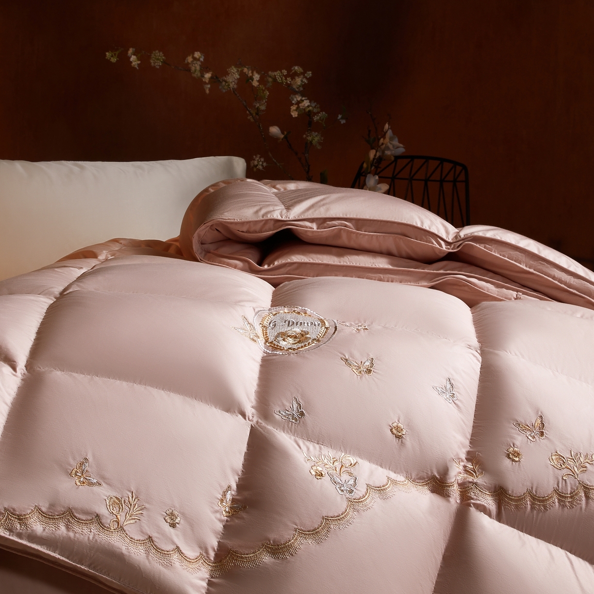 91家纺网 家纺一手货源 找家纺 织梦人羽绒工厂店2025新款高蓬松羽绒被95鹅绒大牌同款花型-绣花蝶韵蝶舞drio 蝶羽-豆沙