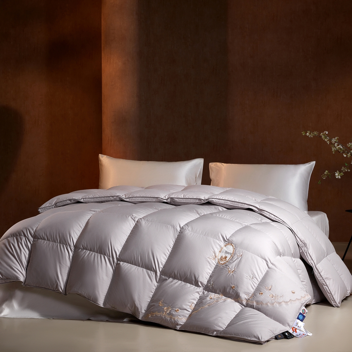 91家纺网 家纺一手货源 找家纺 织梦人羽绒工厂店2025新款高蓬松羽绒被95鹅绒大牌同款花型-绣花蝶韵蝶舞drio 蝶羽-灰