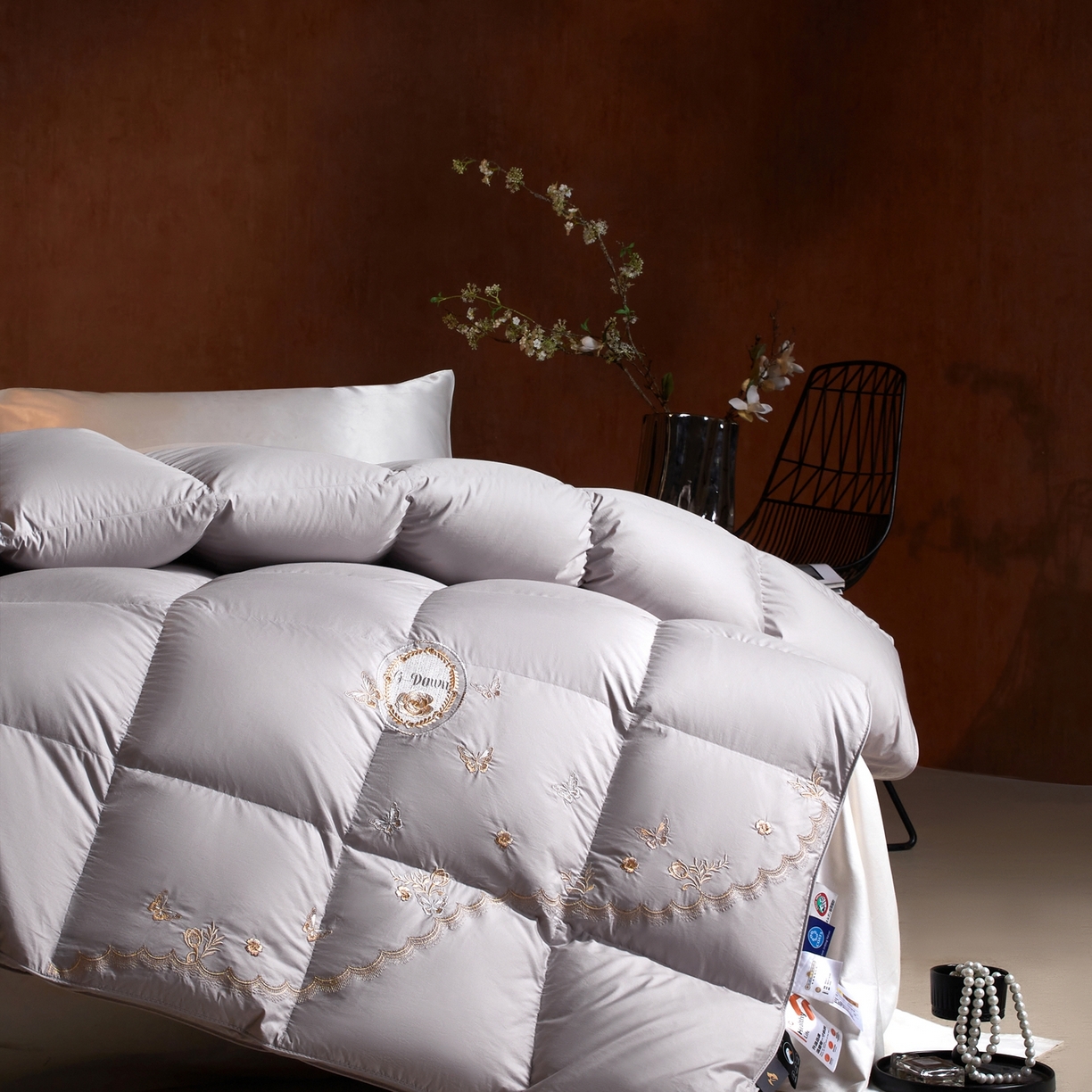91家纺网 家纺一手货源 找家纺 织梦人羽绒工厂店2025新款高蓬松羽绒被95鹅绒大牌同款花型-绣花蝶韵蝶舞drio 蝶羽-灰