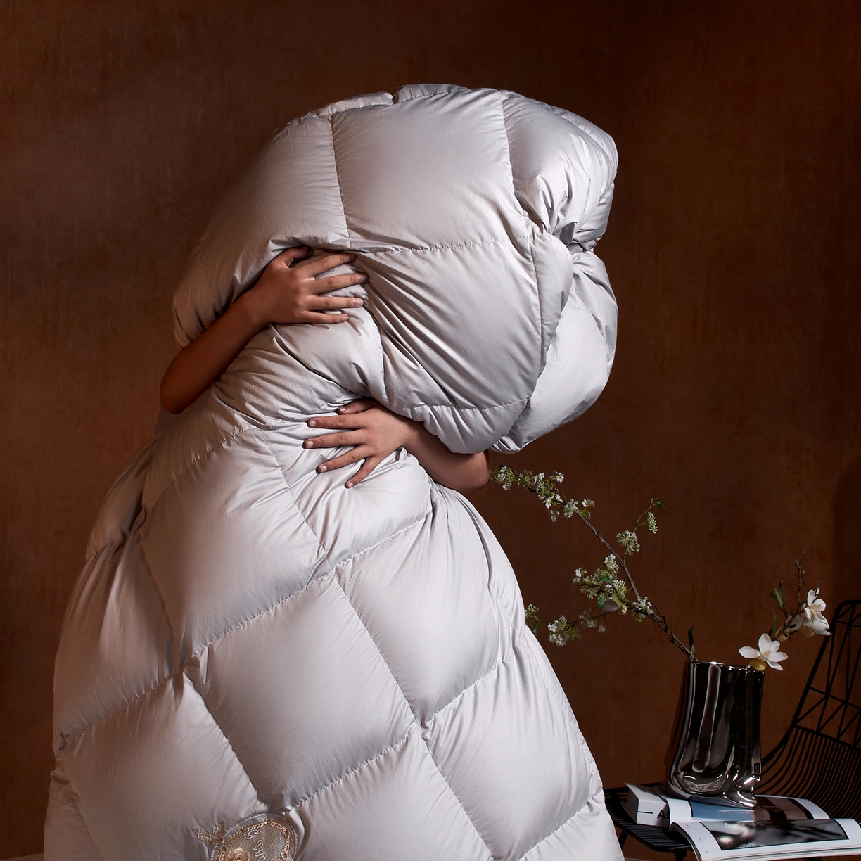 91家纺网 家纺一手货源 找家纺 织梦人羽绒工厂店2025新款高蓬松羽绒被95鹅绒大牌同款花型-绣花蝶韵蝶舞drio 蝶羽-灰