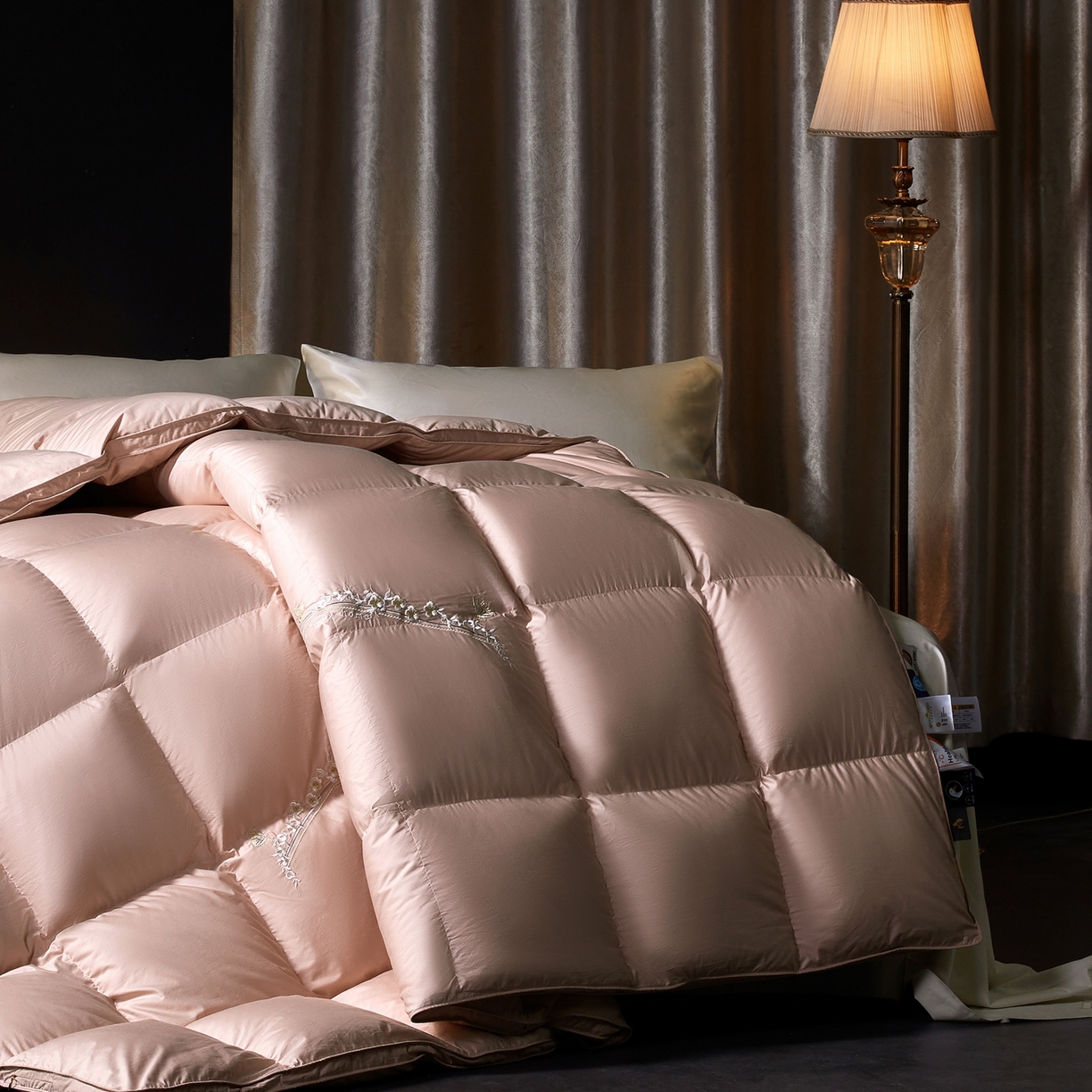 91家纺网 家纺一手货源 找家纺 织梦人羽绒工厂店2025新款高蓬松羽绒被95鹅绒大牌同款花型-绣花蝶韵蝶舞drio 蝶韵-豆沙