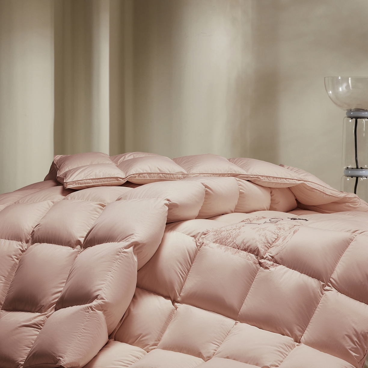 91家纺网 家纺一手货源 找家纺 织梦人羽绒工厂店2025新款高蓬松羽绒被95鹅绒大牌同款花型-绣花蝶韵蝶舞drio drio豆沙