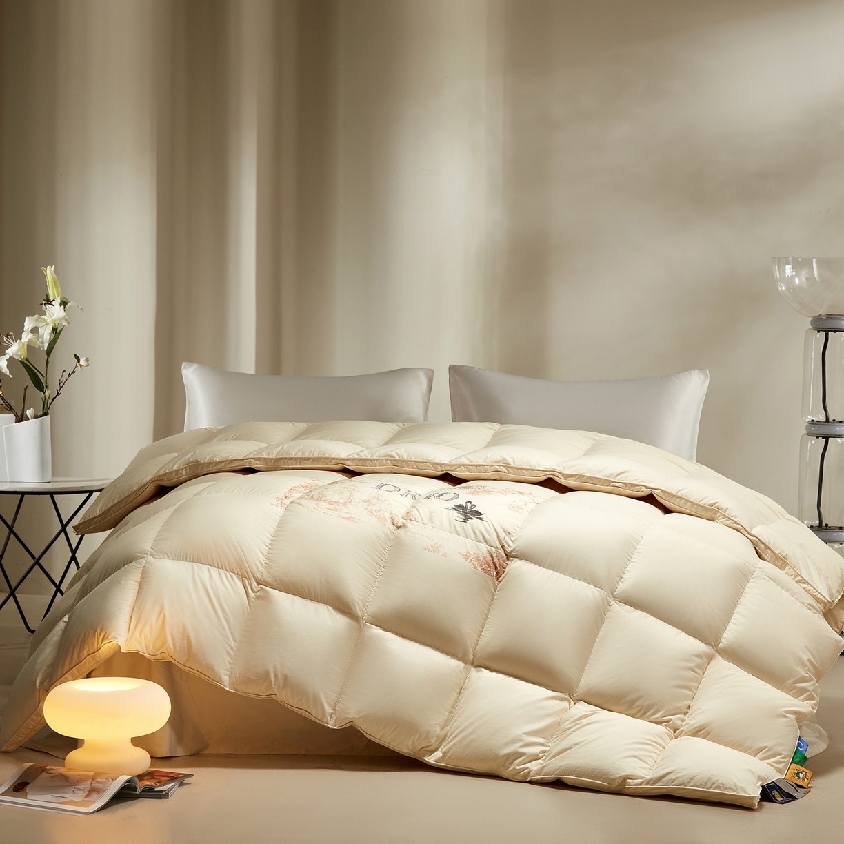 91家纺网 家纺一手货源 找家纺 织梦人羽绒工厂店2025新款高蓬松羽绒被95鹅绒大牌同款花型-绣花蝶韵蝶舞drio drio米黄