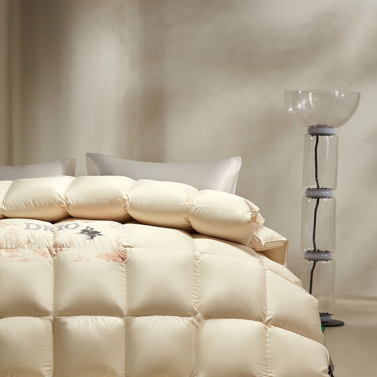 91家纺网 家纺一手货源 找家纺 织梦人羽绒工厂店2025新款高蓬松羽绒被95鹅绒大牌同款花型-绣花蝶韵蝶舞drio drio米黄