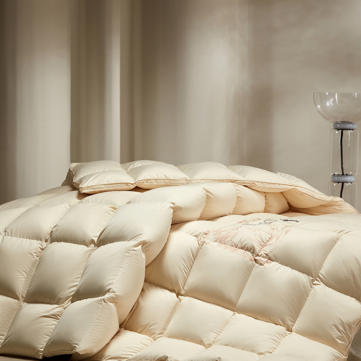 91家纺网 家纺一手货源 找家纺 织梦人羽绒工厂店2025新款高蓬松羽绒被95鹅绒大牌同款花型-绣花蝶韵蝶舞drio drio米黄