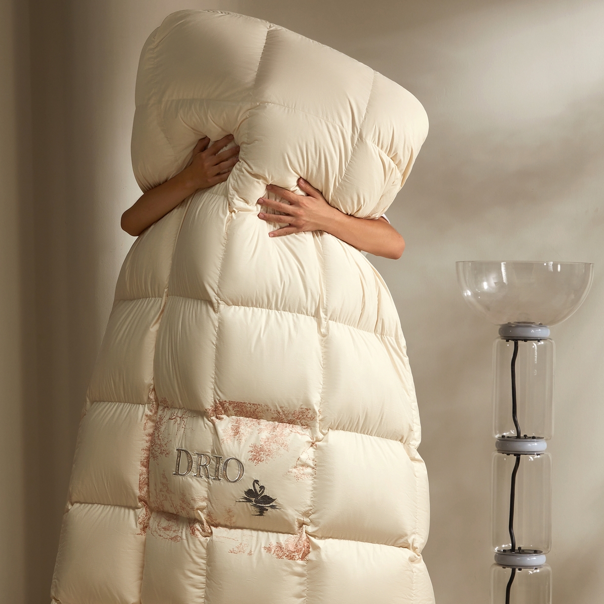 91家纺网 家纺一手货源 找家纺 织梦人羽绒工厂店2025新款高蓬松羽绒被95鹅绒大牌同款花型-绣花蝶韵蝶舞drio drio米黄