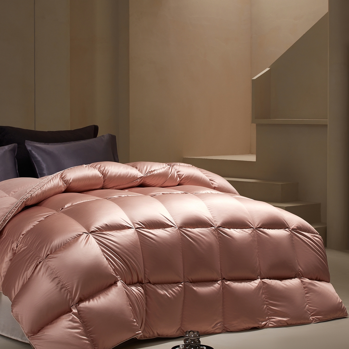 91家纺网 家纺一手货源 找家纺 织梦人羽绒工厂店 2025新款高蓬松羽绒被95鹅绒大牌同款花型-真丝缎米字系列 贵夫人真丝缎-豆沙