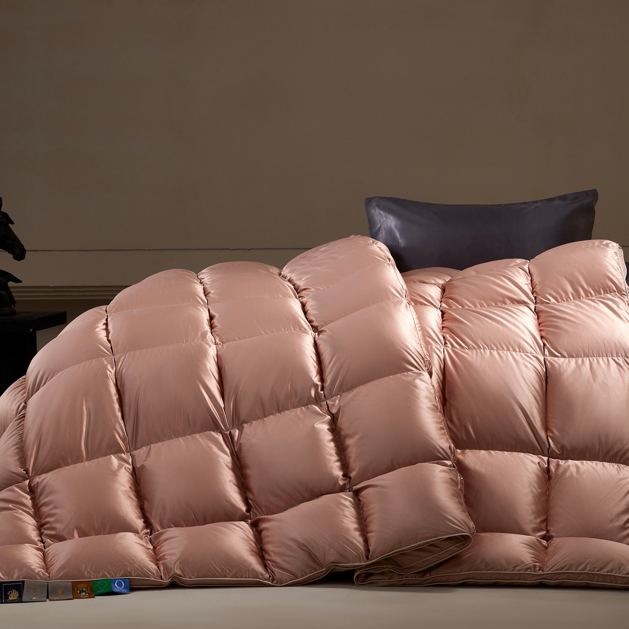 91家纺网 家纺一手货源 找家纺 织梦人羽绒工厂店 2025新款高蓬松羽绒被95鹅绒大牌同款花型-真丝缎米字系列 贵夫人真丝缎-豆沙