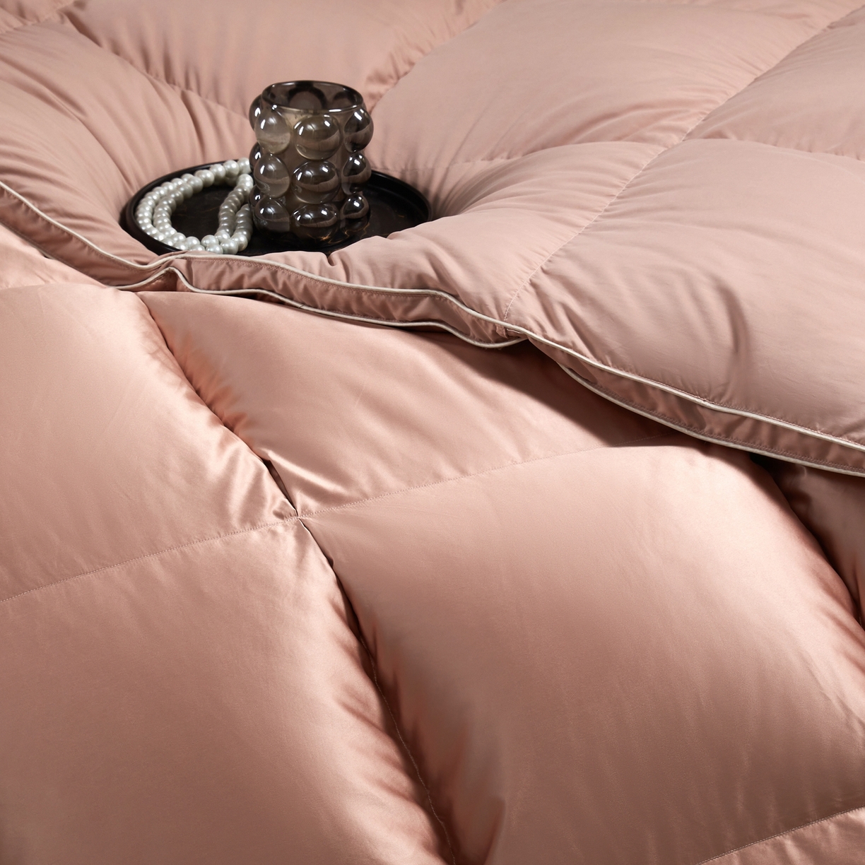 91家纺网 家纺一手货源 找家纺 织梦人羽绒工厂店 2025新款高蓬松羽绒被95鹅绒大牌同款花型-真丝缎米字系列 贵夫人真丝缎-豆沙