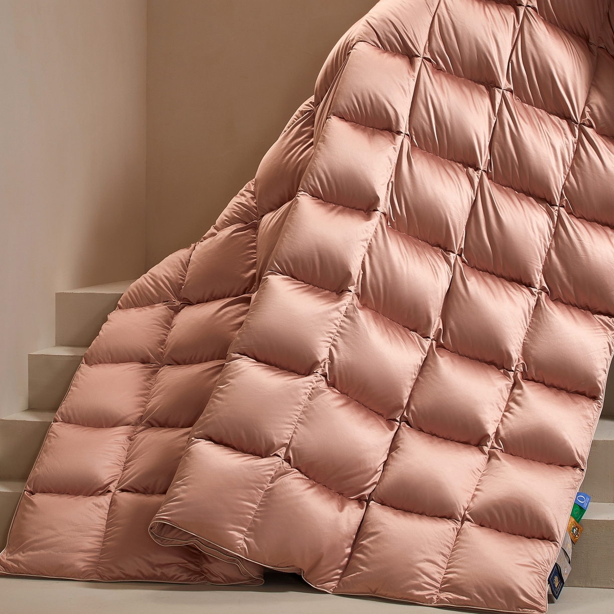 91家纺网 家纺一手货源 找家纺 织梦人羽绒工厂店 2025新款高蓬松羽绒被95鹅绒大牌同款花型-真丝缎米字系列 贵夫人真丝缎-豆沙