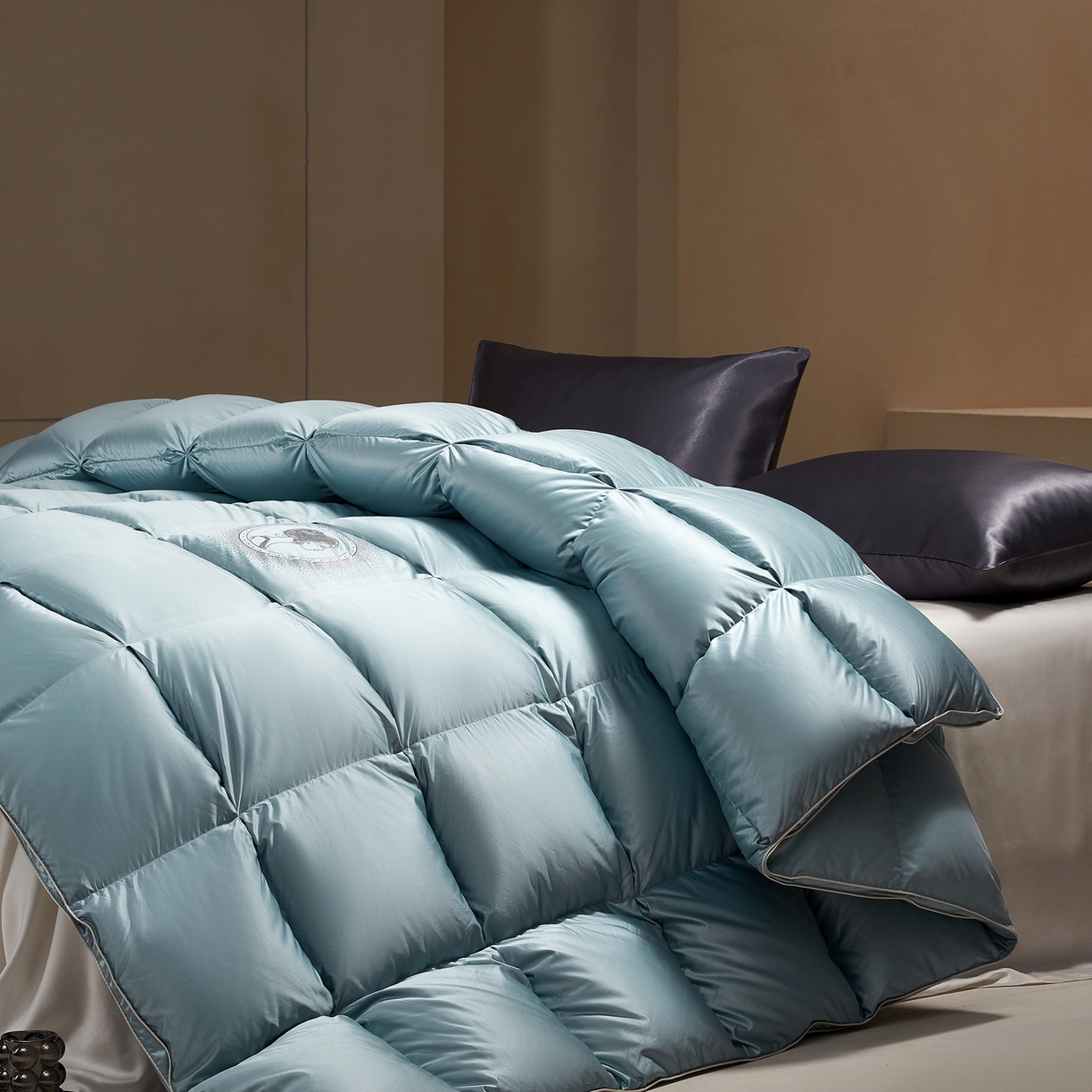 91家纺网 家纺一手货源 找家纺 织梦人羽绒工厂店 2025新款高蓬松羽绒被95鹅绒大牌同款花型-真丝缎米字系列 贵夫人真丝缎-水绿