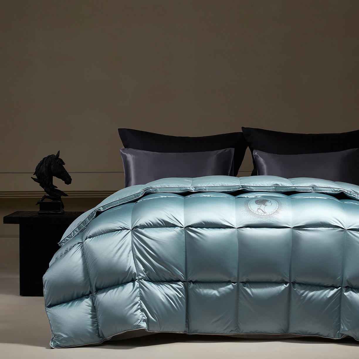 91家纺网 家纺一手货源 找家纺 织梦人羽绒工厂店 2025新款高蓬松羽绒被95鹅绒大牌同款花型-真丝缎米字系列 贵夫人真丝缎-水绿