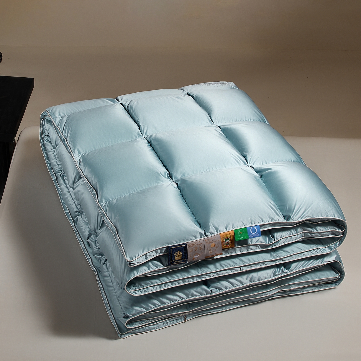 91家纺网 家纺一手货源 找家纺 织梦人羽绒工厂店 2025新款高蓬松羽绒被95鹅绒大牌同款花型-真丝缎米字系列 贵夫人真丝缎-水绿