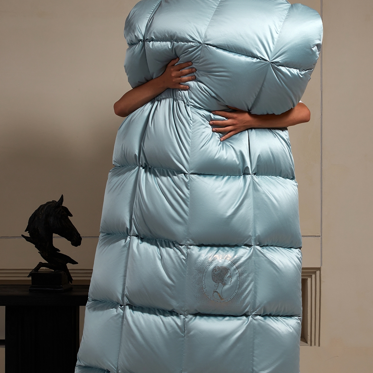 91家纺网 家纺一手货源 找家纺 织梦人羽绒工厂店 2025新款高蓬松羽绒被95鹅绒大牌同款花型-真丝缎米字系列 贵夫人真丝缎-水绿