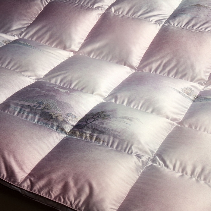 91家纺网 家纺一手货源 找家纺 织梦人羽绒工厂店 2025新款高蓬松羽绒95鹅绒大牌同款花型莫代尔印花 忆江南-紫