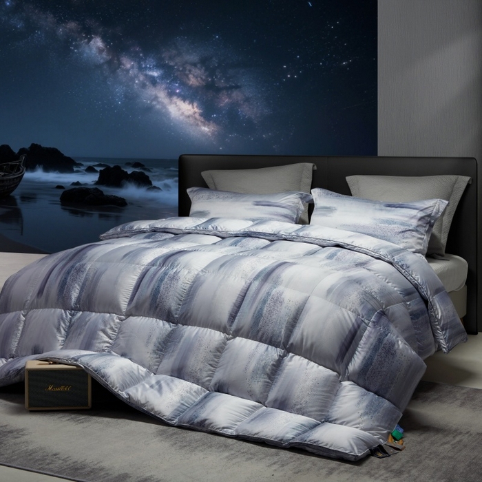 91家纺网 家纺一手货源 找家纺 织梦人羽绒工厂店 2025新款高蓬松羽绒95鹅绒大牌同款花型莫代尔印花 琥珀之光烟灰