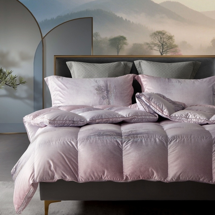 91家纺网 家纺一手货源 找家纺 织梦人羽绒工厂店 2025新款高蓬松羽绒95鹅绒大牌同款花型莫代尔印花 忆江南-紫