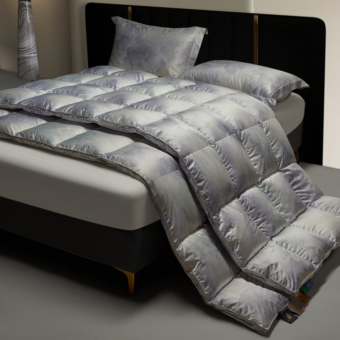 91家纺网 家纺一手货源 找家纺 织梦人羽绒工厂店 2025新款高蓬松羽绒95鹅绒大牌同款花型莫代尔印花 国色天香-灰