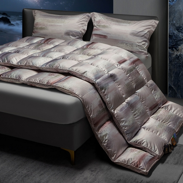 91家纺网 家纺一手货源 找家纺 织梦人羽绒工厂店 2025新款高蓬松羽绒95鹅绒大牌同款花型莫代尔印花 琥珀之光暖粉