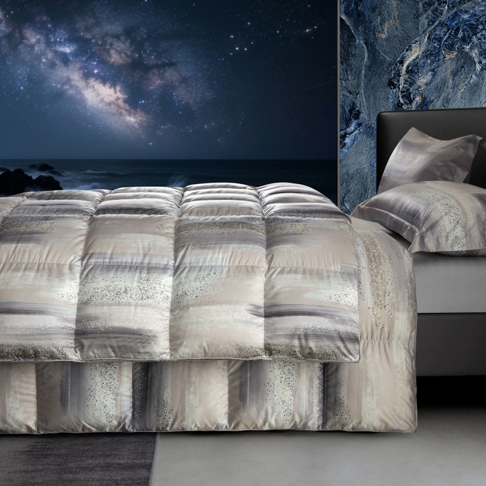 91家纺网 家纺一手货源 找家纺 织梦人羽绒工厂店 2025新款高蓬松羽绒95鹅绒大牌同款花型莫代尔印花 琥珀之光烟紫