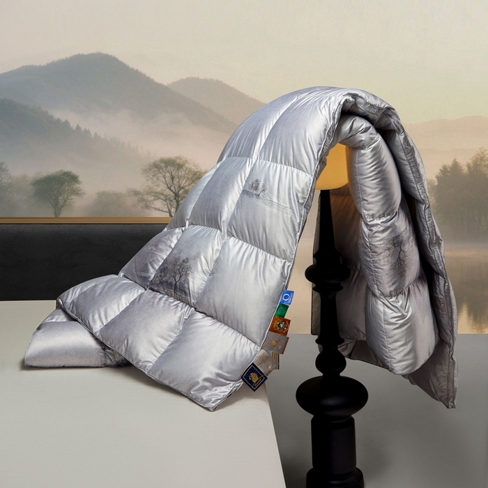 91家纺网 家纺一手货源 找家纺 织梦人羽绒工厂店 2025新款高蓬松羽绒95鹅绒大牌同款花型莫代尔印花 忆江南烟灰