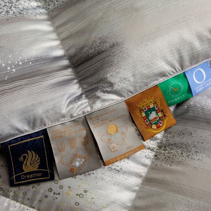 91家纺网 家纺一手货源 找家纺 织梦人羽绒工厂店 2025新款高蓬松羽绒95鹅绒大牌同款花型莫代尔印花 琥珀之光烟紫