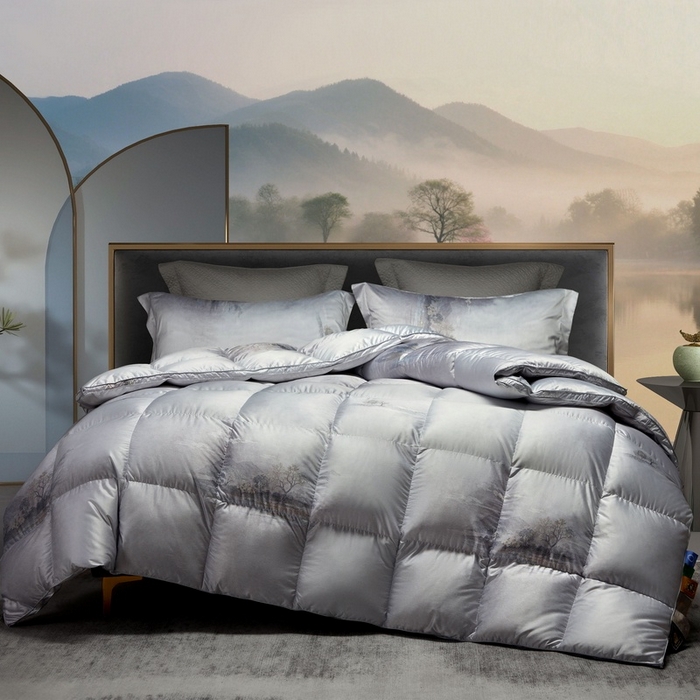 91家纺网 家纺一手货源 找家纺 织梦人羽绒工厂店 2025新款高蓬松羽绒95鹅绒大牌同款花型莫代尔印花 忆江南烟灰