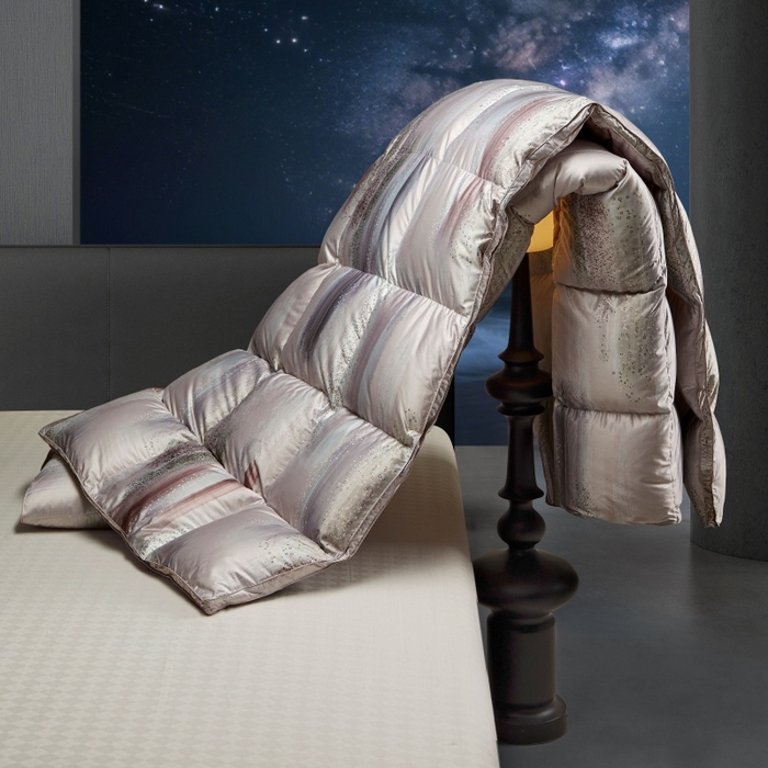 91家纺网 家纺一手货源 找家纺 织梦人羽绒工厂店 2025新款高蓬松羽绒95鹅绒大牌同款花型莫代尔印花 琥珀之光暖粉