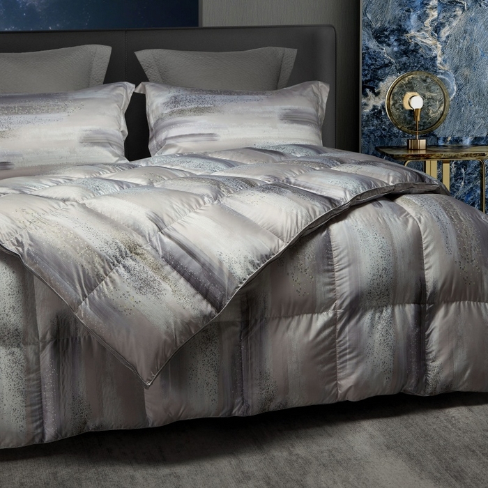 91家纺网 家纺一手货源 找家纺 织梦人羽绒工厂店 2025新款高蓬松羽绒95鹅绒大牌同款花型莫代尔印花 琥珀之光烟紫