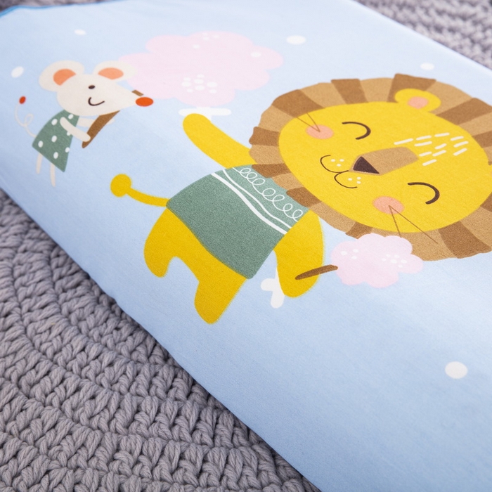 91家纺网 家纺一手货源 找家纺 大黄蜂家居家纺 2025新款全棉13372棉儿童卡通乳胶枕套 开心狮子